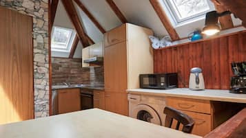 Fridge, microwave, oven, cookware/dishes/utensils
