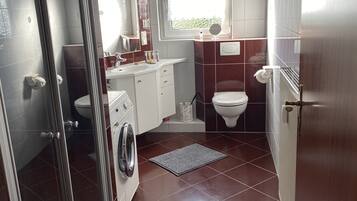 Dusche, Haartrockner, Handtücher