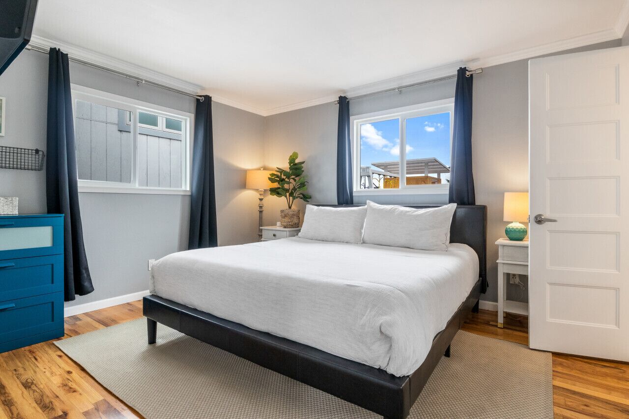 3 bedrooms, desk, iron/ironing board, travel cot