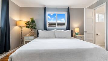 3 habitaciones, escritorio y tabla de planchar con plancha