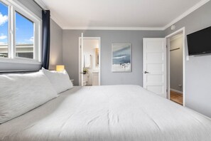 3 habitaciones, escritorio y tabla de planchar con plancha