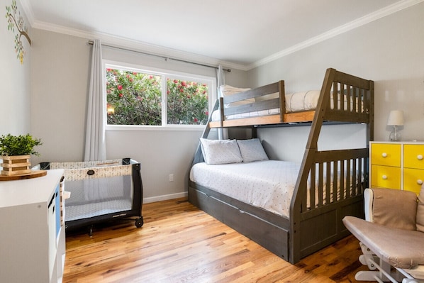 3 habitaciones, escritorio y tabla de planchar con plancha 