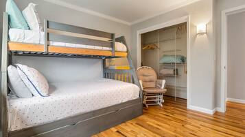 4 habitaciones, escritorio y tabla de planchar con plancha