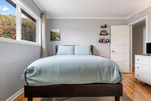 4 habitaciones, escritorio y tabla de planchar con plancha