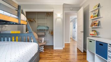 3 slaapkamers, een bureau, een strijkplank/strijkijzer, reisbedje