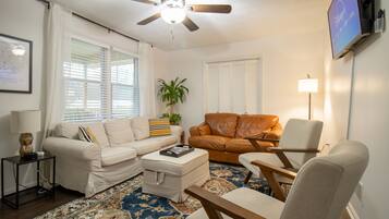 Smart TV, chimenea, videojuegos, mesa de ping pong