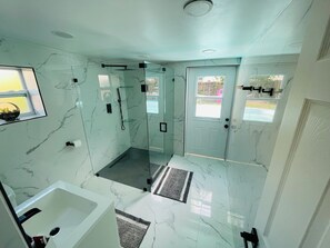 Duschwanne, Handtücher, Seife, Toilettenpapier