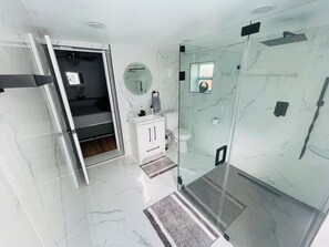 Duschwanne, Handtücher, Seife, Toilettenpapier