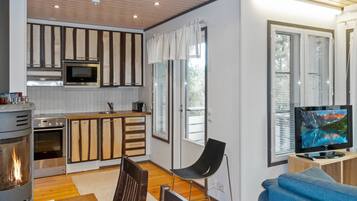 Fridge, microwave, dishwasher, cookware/dishes/utensils