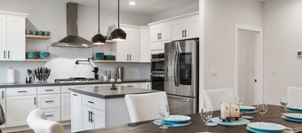 5BR vacation home Hot Tub/Game Room/Water Views/BBQ/firepit/LG Yard