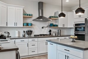 Kjøleskap, mikrobølgeovn, ovn og kokeplater