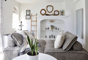 Smart TV, fireplace, video games, DVD player