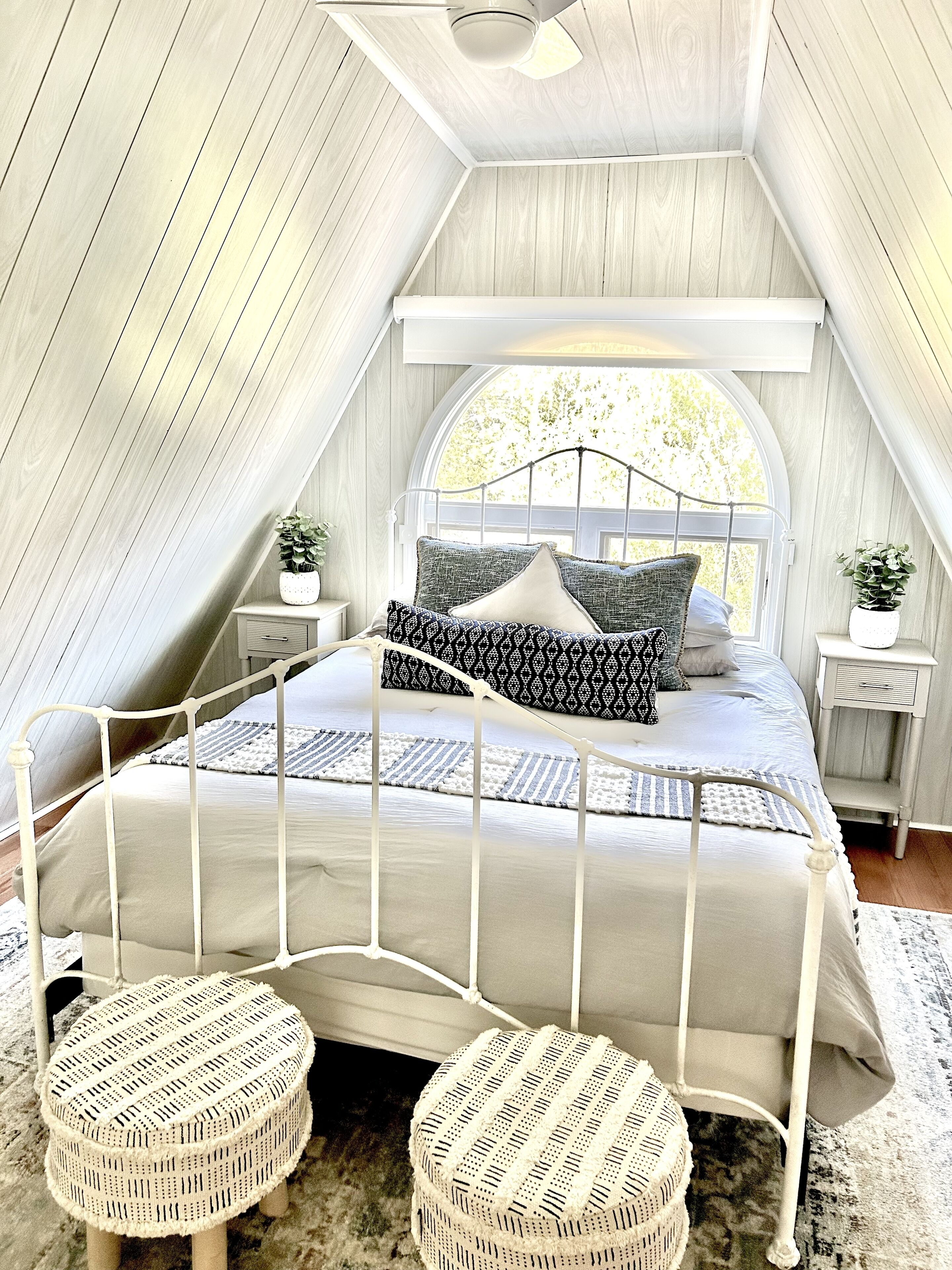 5 chambres, bureau, fer et planche à repasser, lit parapluie