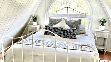 5 chambres, bureau, fer et planche à repasser, lit parapluie