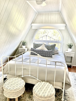 5 bedrooms, desk, iron/ironing board, travel crib