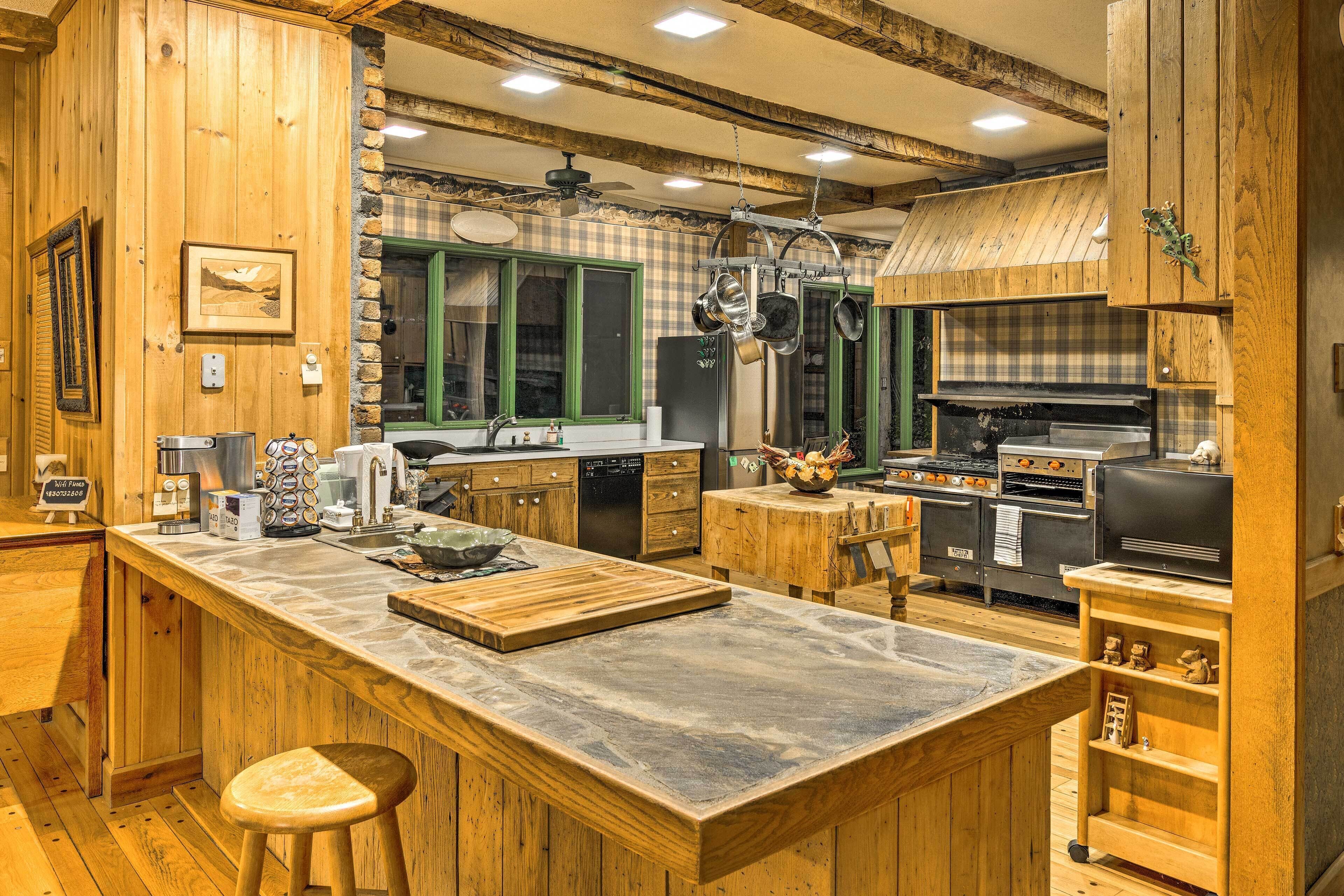 Réfrigérateur, micro-ondes, grille-pain