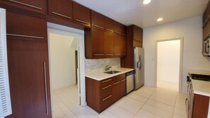 Geladeira, micro-ondas, cooktop, lava-louças