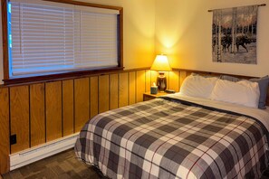 4 bedrooms, desk, iron/ironing board, internet