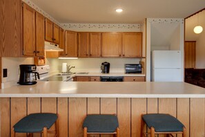 Fridge, microwave, stovetop, dishwasher