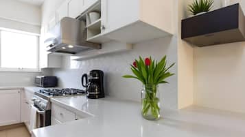 Apartemen Superior, 2 kamar tidur, Boleh Merokok, akses ke kolam renang | Dapur pribadi | Lemari es besar, microwave, dan mesin pencuci piring