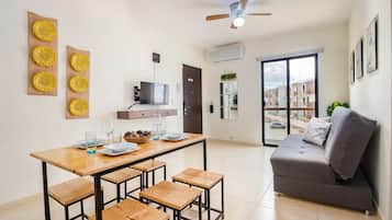 Departamento superior, 2 habitaciones, para no fumadores, acceso a la alberca | Área de sala de estar | Televisión de pantalla plana, Netflix y servicios de streaming