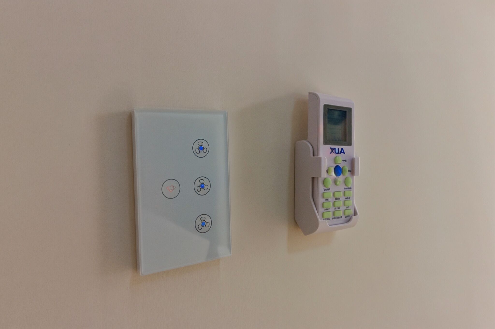 Un citofono fissato al muro, dotato di tastierino numerico e interruttore luce.