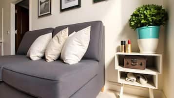 Apartemen Keluarga, 2 kamar tidur, Bebas Asap Rokok, akses ke kolam renang | Ruang keluarga | Televisi layar datar 32-inci dengan saluran TV digital dan Netflix