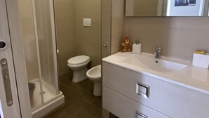 Kylpyhuone, jossa on suihku, wc ja pesuallas.