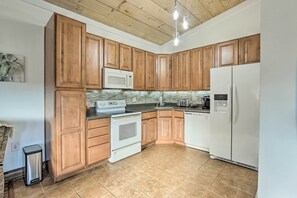 Fridge, microwave, stovetop, dishwasher