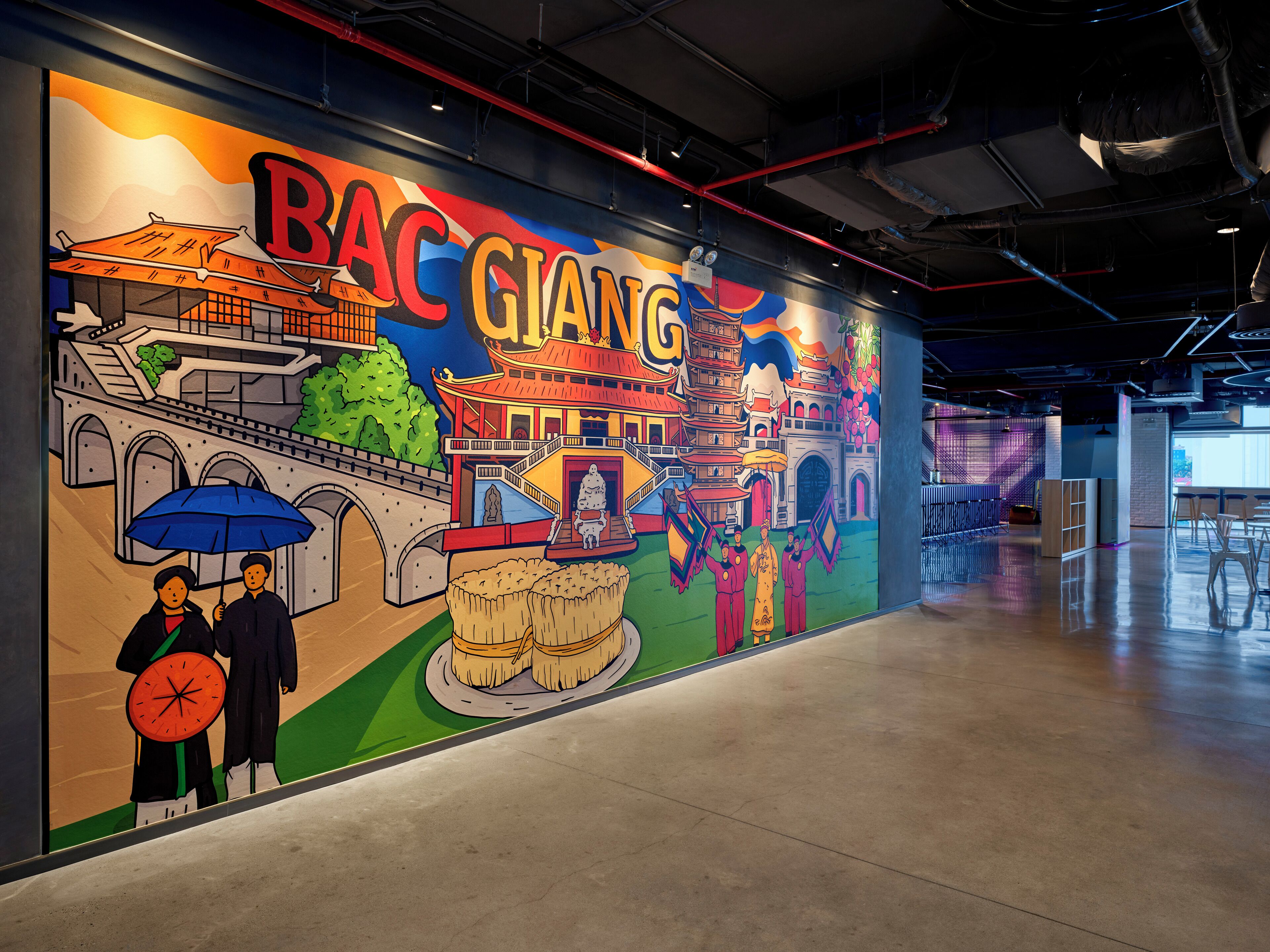 Un mural que muestra una escena arquitectónica tradicional asiática, con una pagoda y un puente.