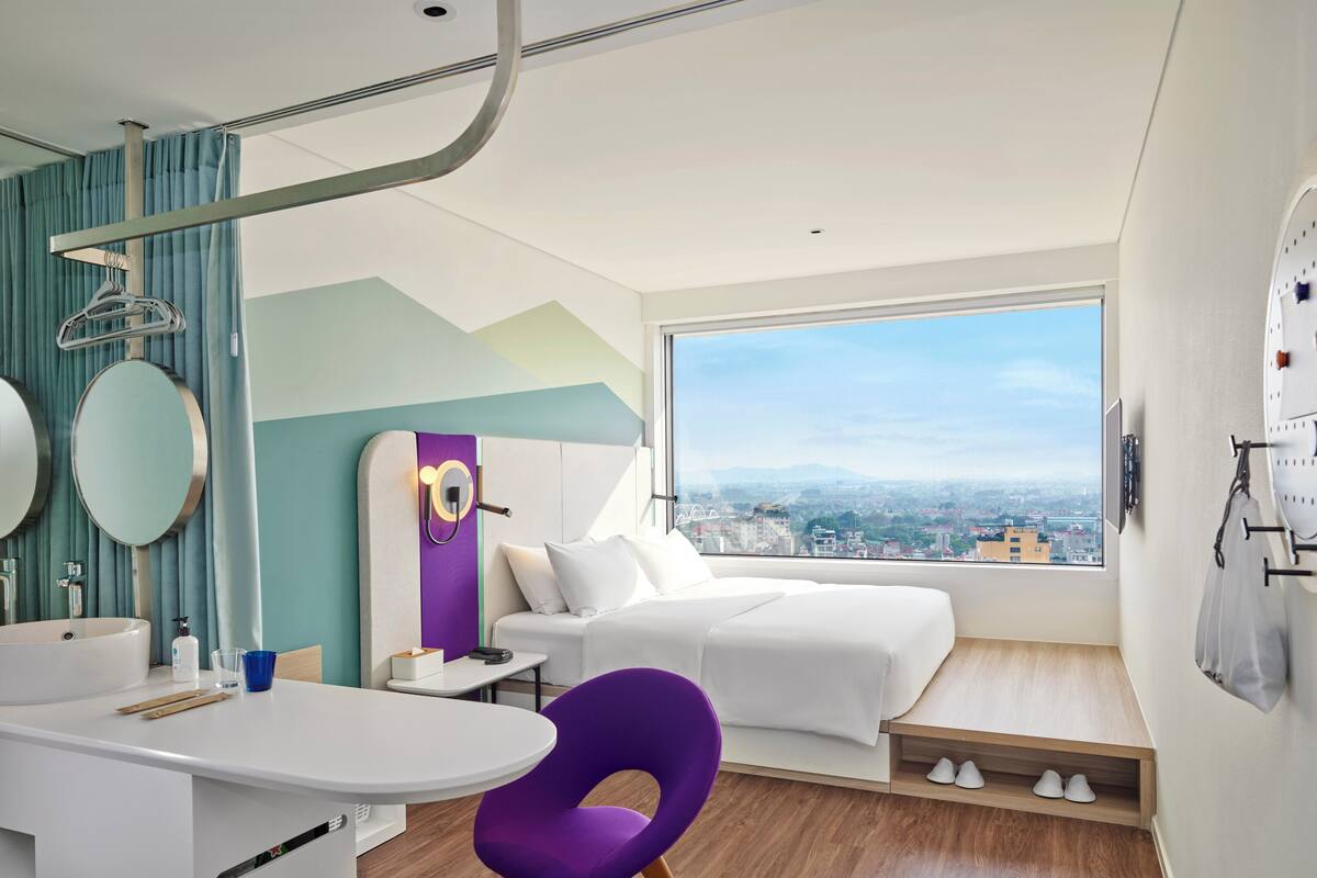 Room, 1 King Bed | In-room safe, desk, laptop workspace, soundproofing