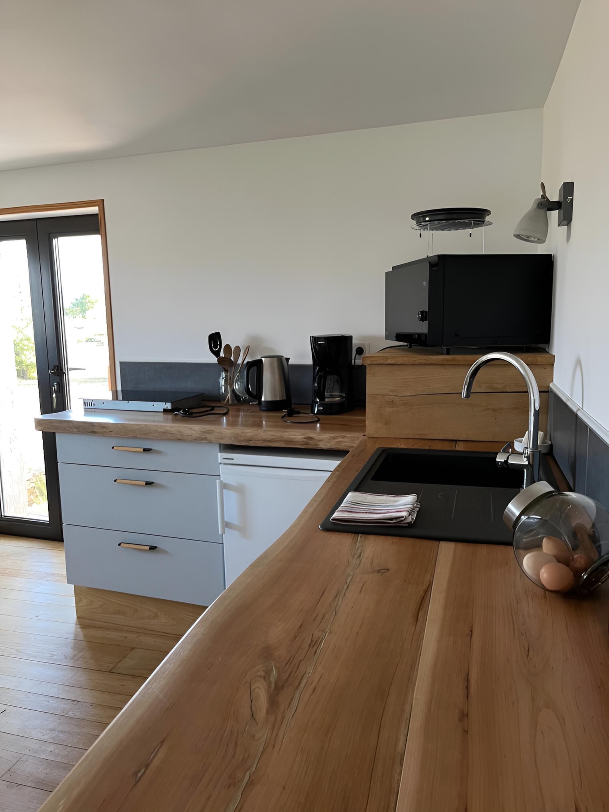 Kylskåp, mikrovågsugn, spishäll och kaffe- och tebryggare