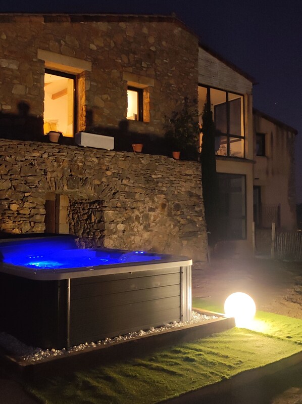 Outdoor spa tub