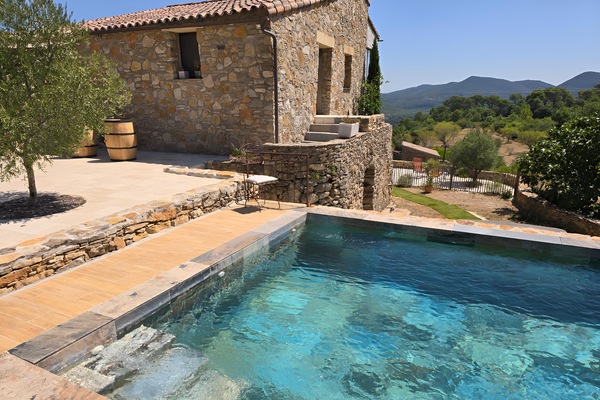 accès à la piscine illimité..