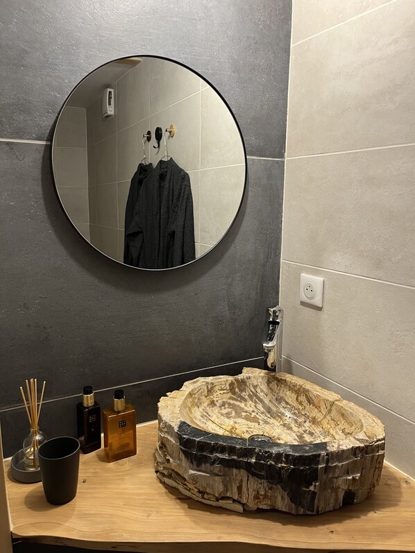 Suihku, pyyhkeet, saippua, sampoo