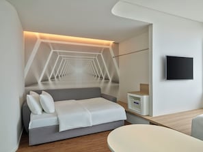 In-room safe, desk, laptop workspace, blackout curtains - Tru by Hilton Nam Dinh City Centre (Nam Dinh)