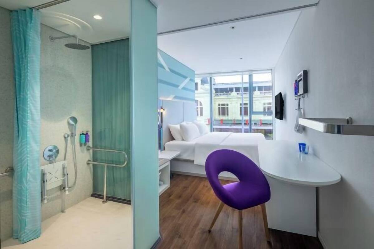 Värdeförvaringsskåp på rummet, skrivbord och arbetsyta för laptop