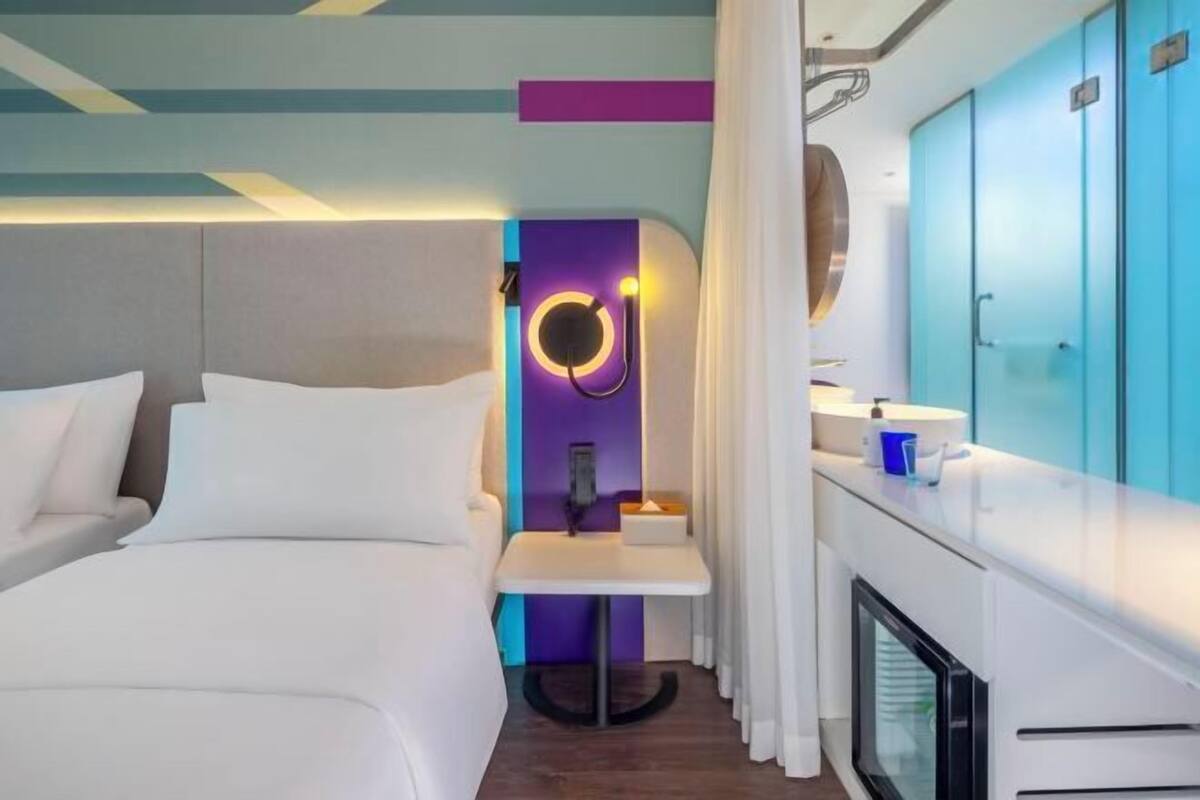 Värdeförvaringsskåp på rummet, skrivbord och arbetsyta för laptop