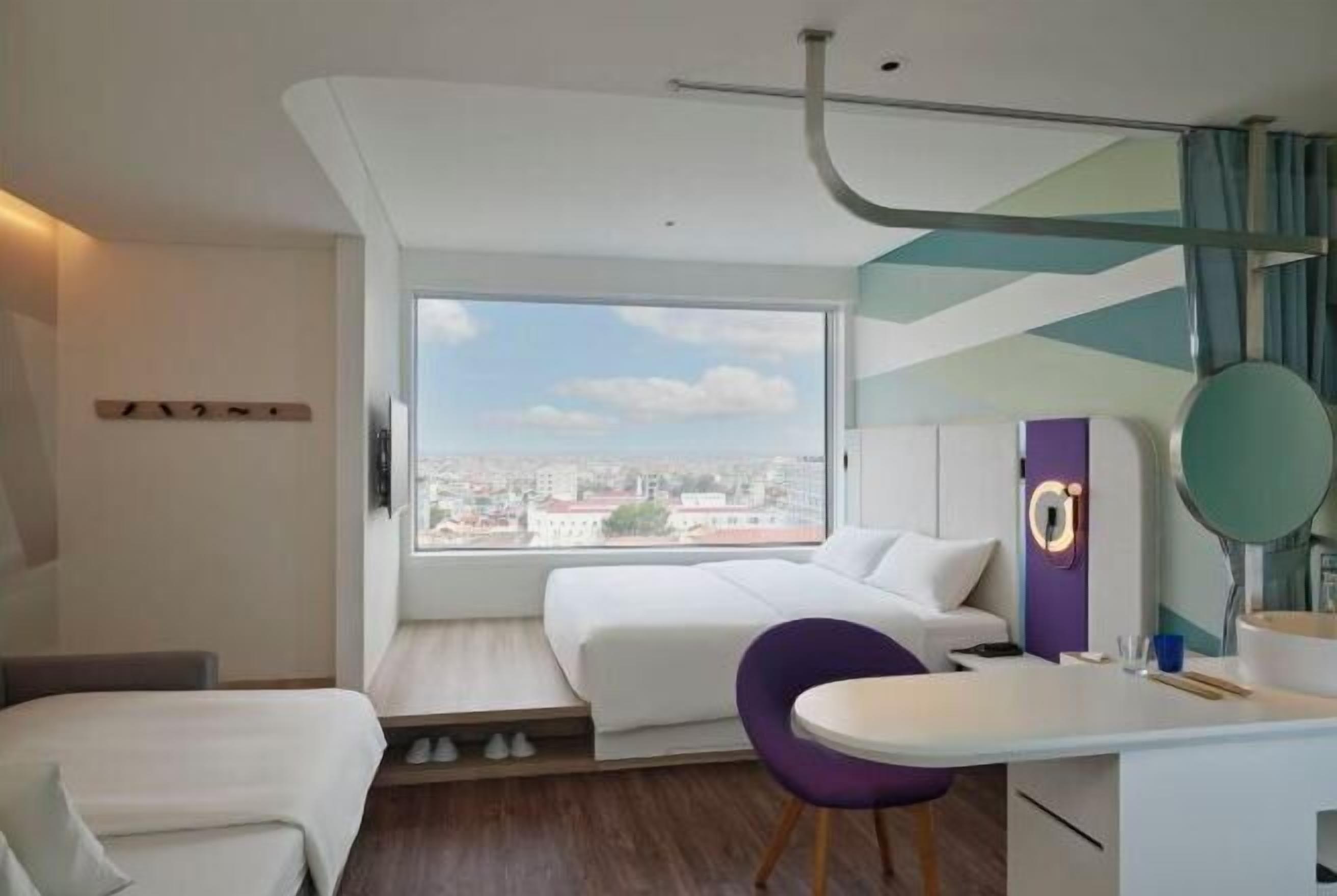 房內夾萬、書桌、手提電腦工作空間、遮光窗簾/窗簾