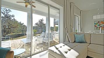 TV, console de videogame, DVD player, livros