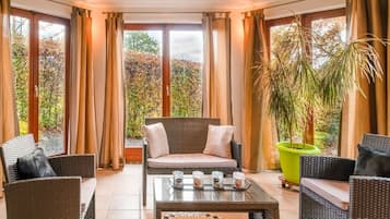 Una televisión, una chimenea, un futbolín