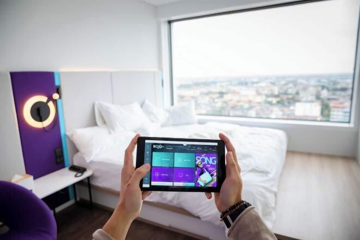 Minibar, värdeförvaringsskåp på rummet och skrivbord
