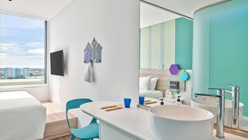 Habitación, 1 cama de matrimonio grande | Minibar, caja fuerte, escritorio y espacio para trabajar con un portátil