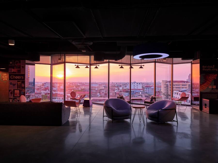 Serveert ontbijt, lunch en diner