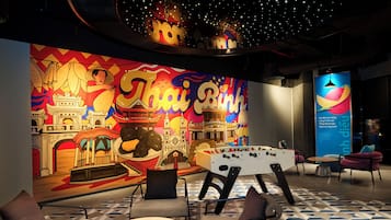 Serves breakfast, lunch, and dinner