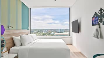 Room, 1 King Bed | Minibar, in-room safe, desk, laptop workspace