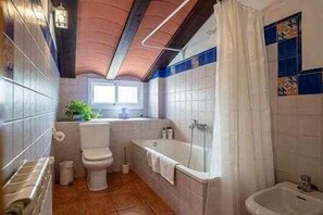 Bathtub, towels