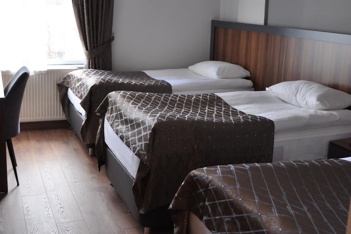 高档床上用品、迷你吧(备有免费物品)、办公桌、笔记本电脑工作区