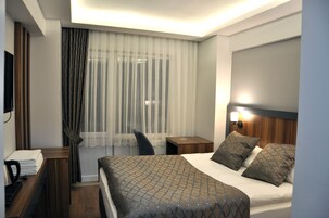 Habitación triple familiar | Ropa de cama de alta calidad y minibar con artículos gratuitos