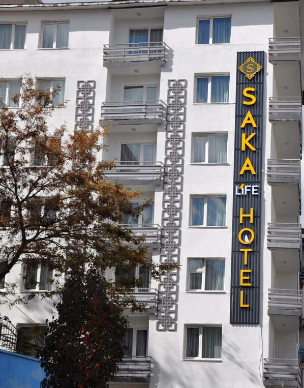 A building with a sign reading "Saka Life Hotel". - Saka Life Hotel (Erzurum)